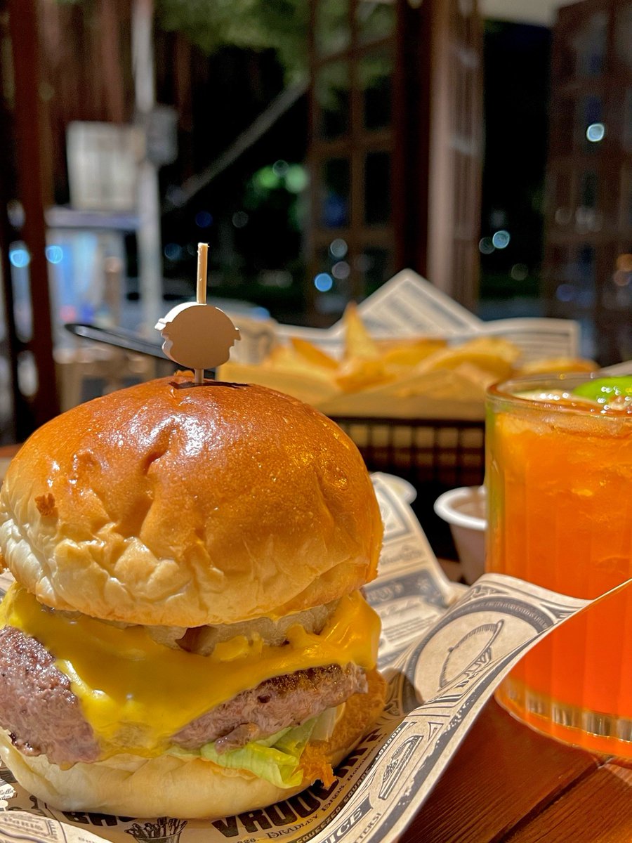 dmcnxx's tweet image. A hearty meal with crispy fries, tender beef, a classic burger, and a refreshing drink. The simple joys of life. #FoodTime #DeliciousLife #Unforgettable