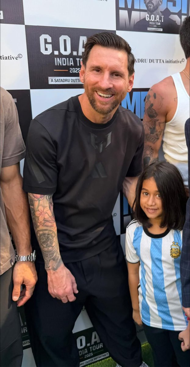 indraroy's tweet photo. Once she grows up, she will know the value of this picture…
#messi #kolkata https://t.co/SUrnSbjSxw