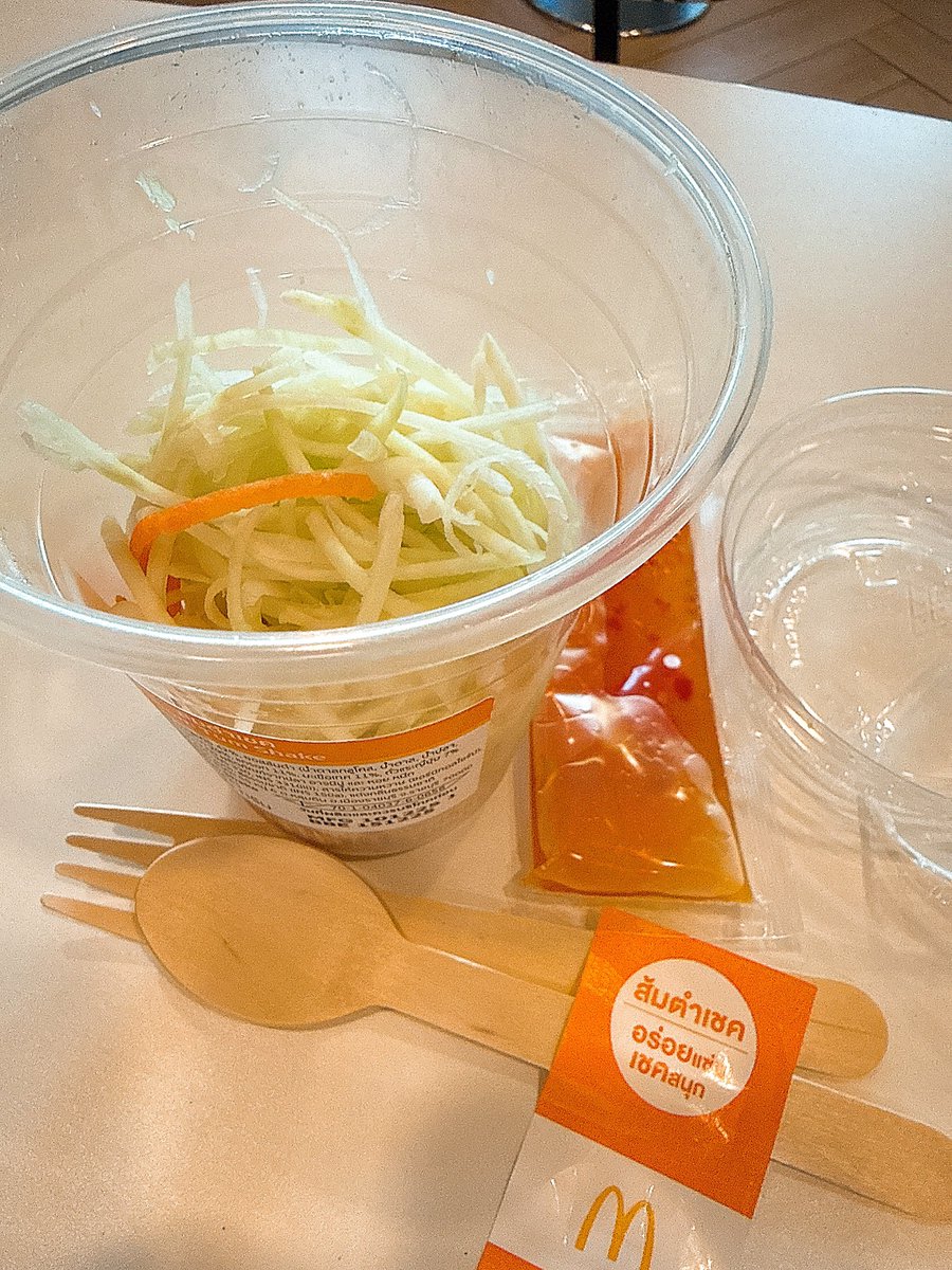 PowderToSuke's tweet photo. ソムタムシェイクが新発売されたらしい。
パパイヤサラダのシェイク？
おえー🤮

恐る恐るマックに来てみたがドリンクカテゴリーに無くてお姉さんに聞いたらチキンのカテゴリーにあった。

あ、そういうことねw
まるでイメージと違ったわ、丸亀のあれね。

ちなめっちゃ辛い🥵ヤバい https://t.co/pzDPwwYPa1