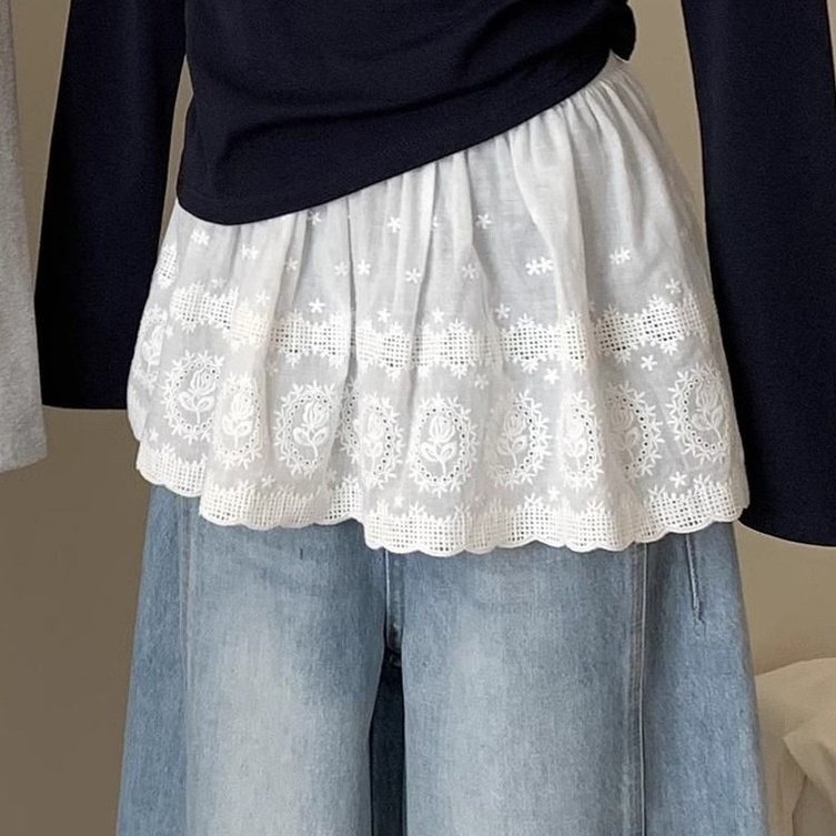 alsaaspill's tweet photo. lace skirt over jeans 

—a thread https://t.co/jFbjccY34x