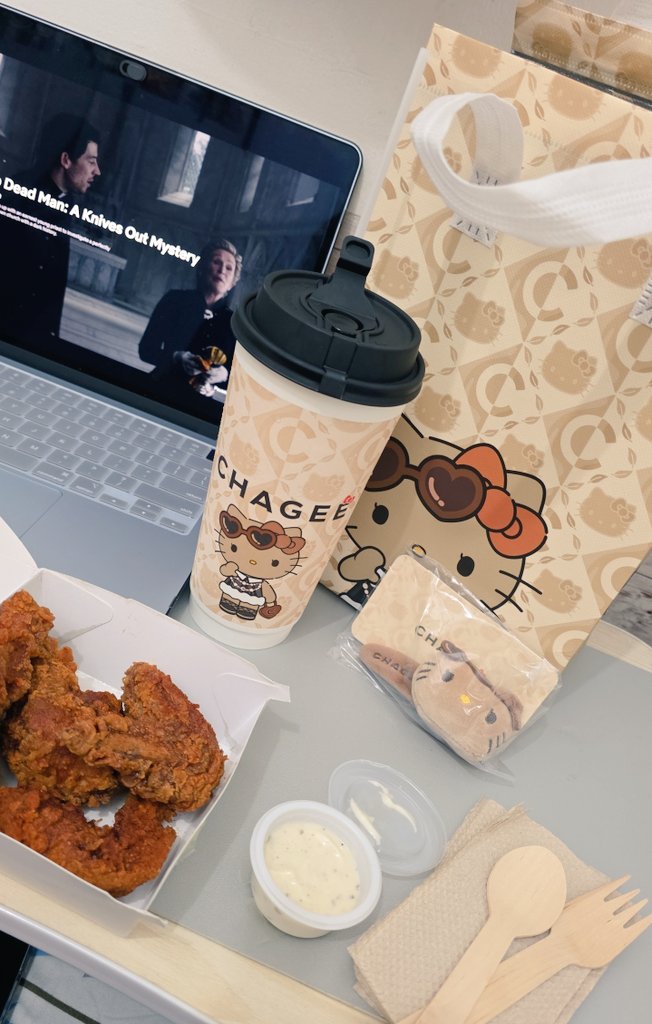 PattieAllee's tweet photo. Yesterday was for the cuddle sling, today's for the snuggle snap! Paired my cocoa oolong milktea with chicken wings 😋 happy lunch! 🍴
#srchafreen
#solennEntertainment
#CHAGEEMY #CHAGEETOGETHER #CHAGEElovesHelloKitty #CHAGEECocoaOolong
#ChageePH https://t.co/SgDbNHcofT
