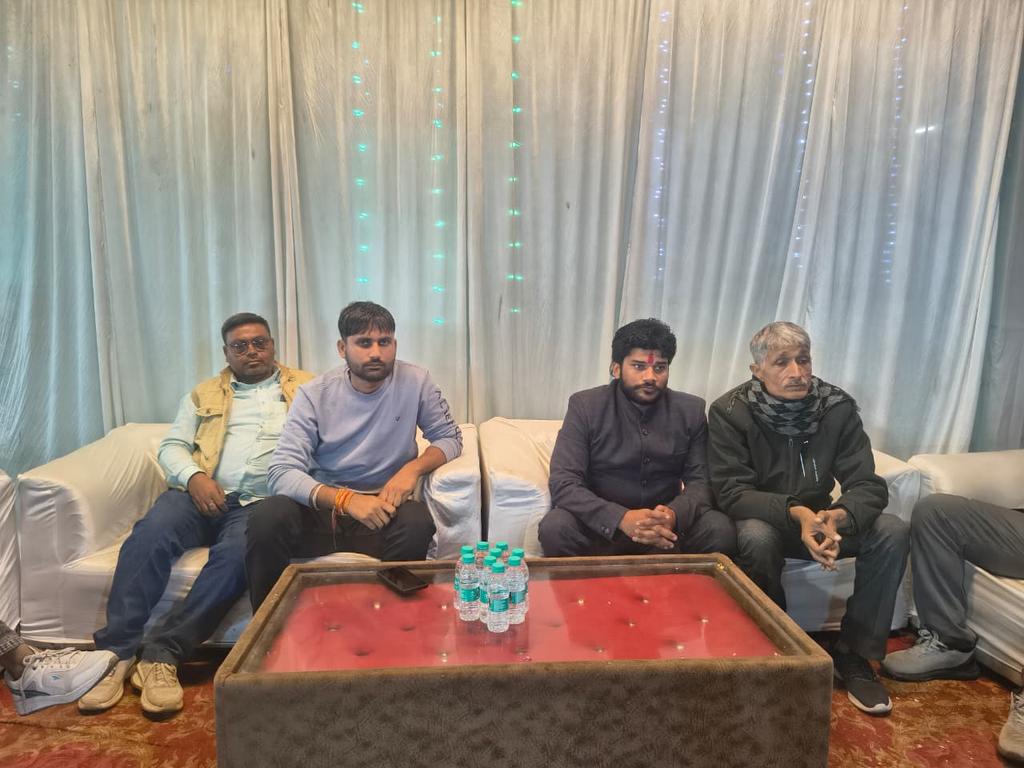 सभी साथियों क्षेत्रवासियों से क्षमा चाहता हूँ
मैं एक सामान्य परिवार से आता हूँ 
मुझॆ प्रतिदिन 10-12 निमंत्रण आते है जिसमें मेरे स्वयं की जिम्मेदारी एवं मेरे निजी कार्य भी  सम्मलित होते है  असमय आकस्मिक निधन की सूचनाओं पर उपस्थिति दर्ज करनी होती है। 😢
 संगठन की भी पूरी जिम्मेदारी