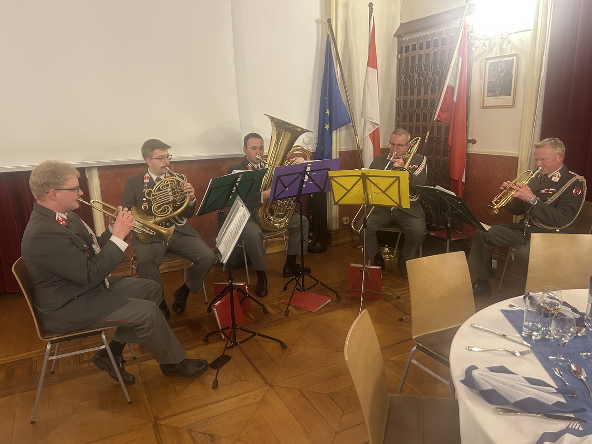 Weihnachtsfeier der Wiener Miliz – ein netter und willkommener Fixpunkt in meinem persönlichen Advent. Und mit den Segensworten unseres Militärbischofs Exzellenz Werner Freistetter auch eine besonders stimmige Einstimmung auf das bevorstehende Weihnachtsfest. Gaudete!
#bundesheer