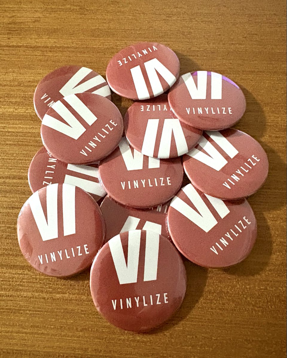 前売りは本日23:59まで！ ノベルティの缶バッチx2は、ZAIKOからの購入