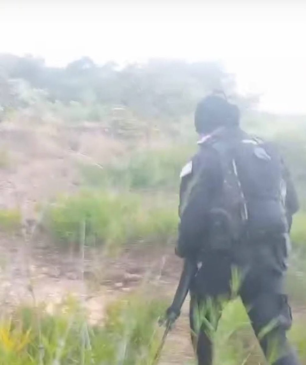 Bossanova2545's tweet image. “ยมทูตทมิฬ” ทหารพรานจู่โจมผู้ปิดทองหลังพระอยู่หน้าแนวตลอดมา ลมหายใจที่เบาเดินแบบไม่มีเสียงล่าหัวเขมรใน 6 วันที่ผ่านมาแม้จะไม่ใด้ถูกพูดถึงมากแต่นักรบชุดดำไม่เคยเรียกร้องไม่เคยต้องการแสงแต่ผมอีกหนึ่งคนที่ให้กำลังใจและคาราวะจิตใจอันกล้าหาญของทหารพรานทุกหน่วยครับ🙏🙏

#กองร้อยผีดิบ