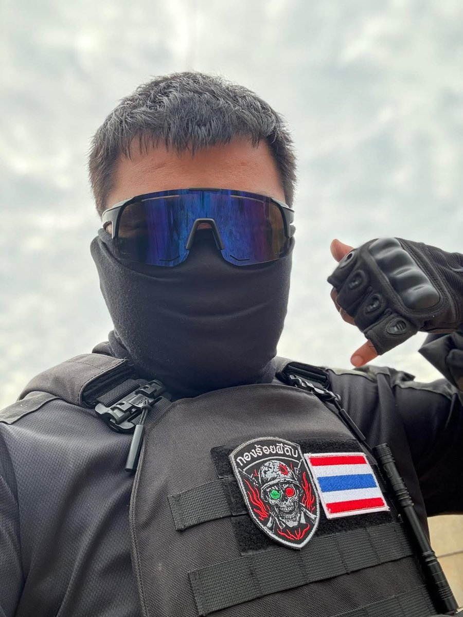 Bossanova2545's tweet image. “ยมทูตทมิฬ” ทหารพรานจู่โจมผู้ปิดทองหลังพระอยู่หน้าแนวตลอดมา ลมหายใจที่เบาเดินแบบไม่มีเสียงล่าหัวเขมรใน 6 วันที่ผ่านมาแม้จะไม่ใด้ถูกพูดถึงมากแต่นักรบชุดดำไม่เคยเรียกร้องไม่เคยต้องการแสงแต่ผมอีกหนึ่งคนที่ให้กำลังใจและคาราวะจิตใจอันกล้าหาญของทหารพรานทุกหน่วยครับ🙏🙏

#กองร้อยผีดิบ