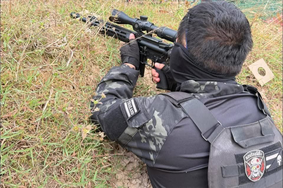 Bossanova2545's tweet image. “ยมทูตทมิฬ” ทหารพรานจู่โจมผู้ปิดทองหลังพระอยู่หน้าแนวตลอดมา ลมหายใจที่เบาเดินแบบไม่มีเสียงล่าหัวเขมรใน 6 วันที่ผ่านมาแม้จะไม่ใด้ถูกพูดถึงมากแต่นักรบชุดดำไม่เคยเรียกร้องไม่เคยต้องการแสงแต่ผมอีกหนึ่งคนที่ให้กำลังใจและคาราวะจิตใจอันกล้าหาญของทหารพรานทุกหน่วยครับ🙏🙏

#กองร้อยผีดิบ