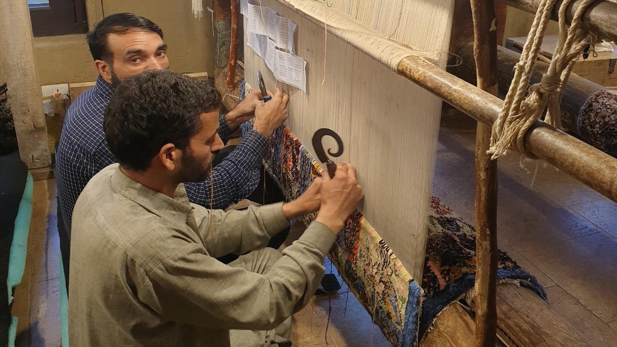 YunusKashmir's tweet photo. At Sher e Kashmir Park in #Srinagar, master #artisan Mukhtar Ahmad Bhat guided students through the delicate art of #Sozniembroidery. Generations of skill were passed hand to hand at the #KnowYourArtisan festival. #KashmirCrafts @arifaajakia @SrinagarGirl @Babymishra_ https://t.co/HuOadDVpN3