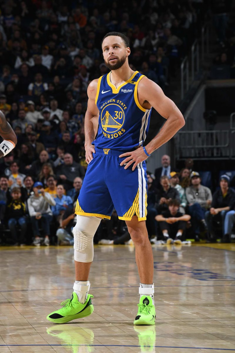 STEPH CURRY TONIGHT:

39 POINTS
5 REBOUNDS
5 ASSISTS
14/28 FG
6/15 3P