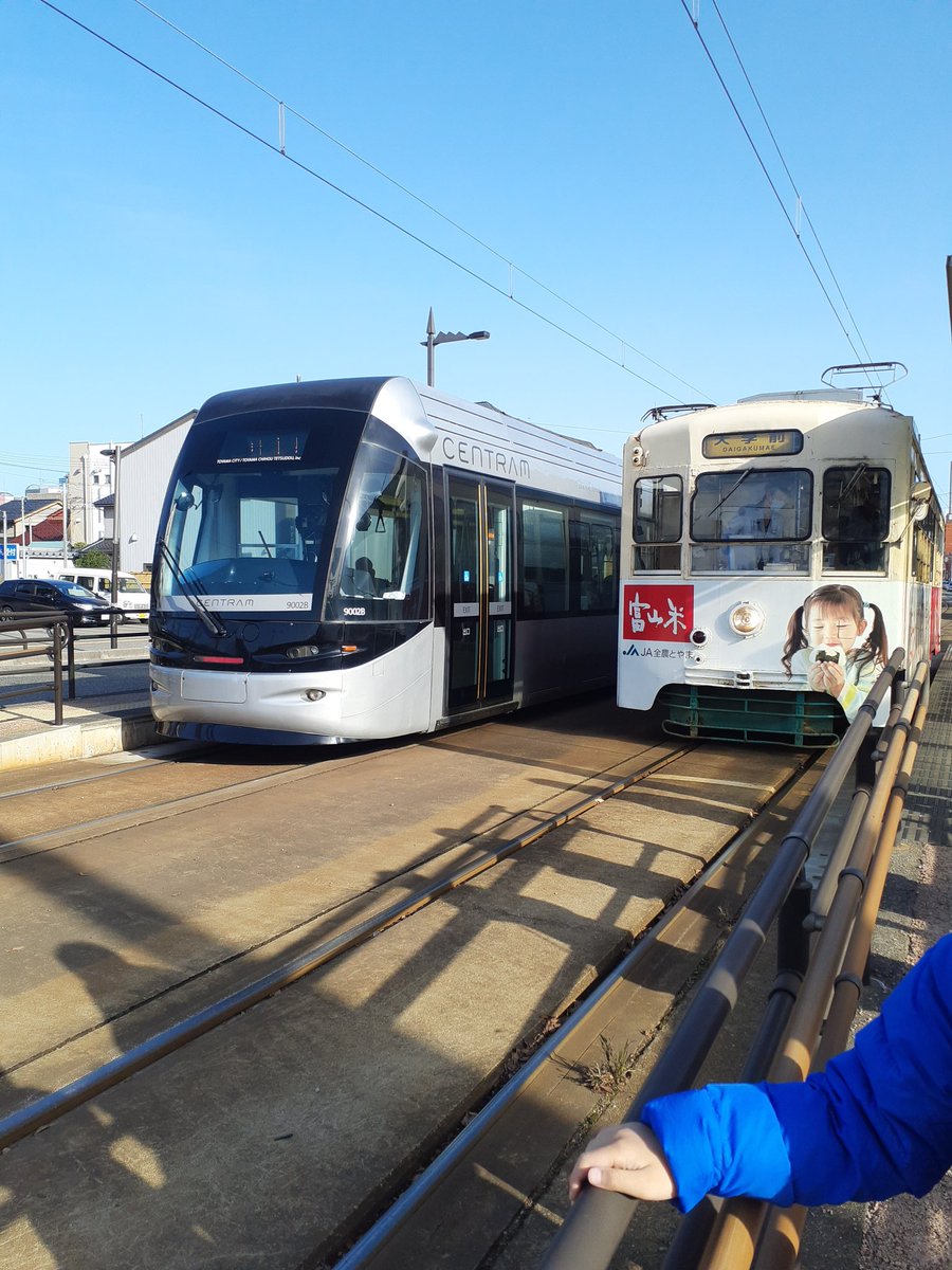 超絶古風な路面に乗る エンジン音とか振動とかいろいろすごい👏