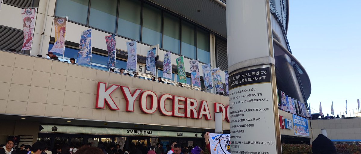 7thの時によしきさんとお話してたところや…あの時雨ザーザーだったから屋根の下入ったけど