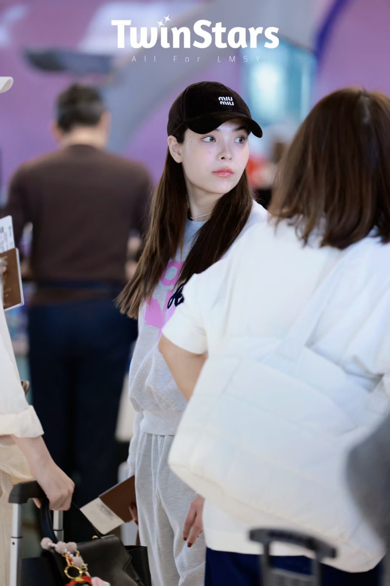 LMSYTwinStarsCN's tweet image. 💫 𝟐𝟓𝟏𝟐𝟏𝟑 𝐋𝐌𝐒𝐘 𝐁𝐊𝐊 𝐝𝐞𝐩𝐚𝐫𝐭𝐮𝐫𝐞🛫💫

#ลูกหมีซอนญ่า #LMSY 
#SonyaSaranphat 
#LMlookmhee