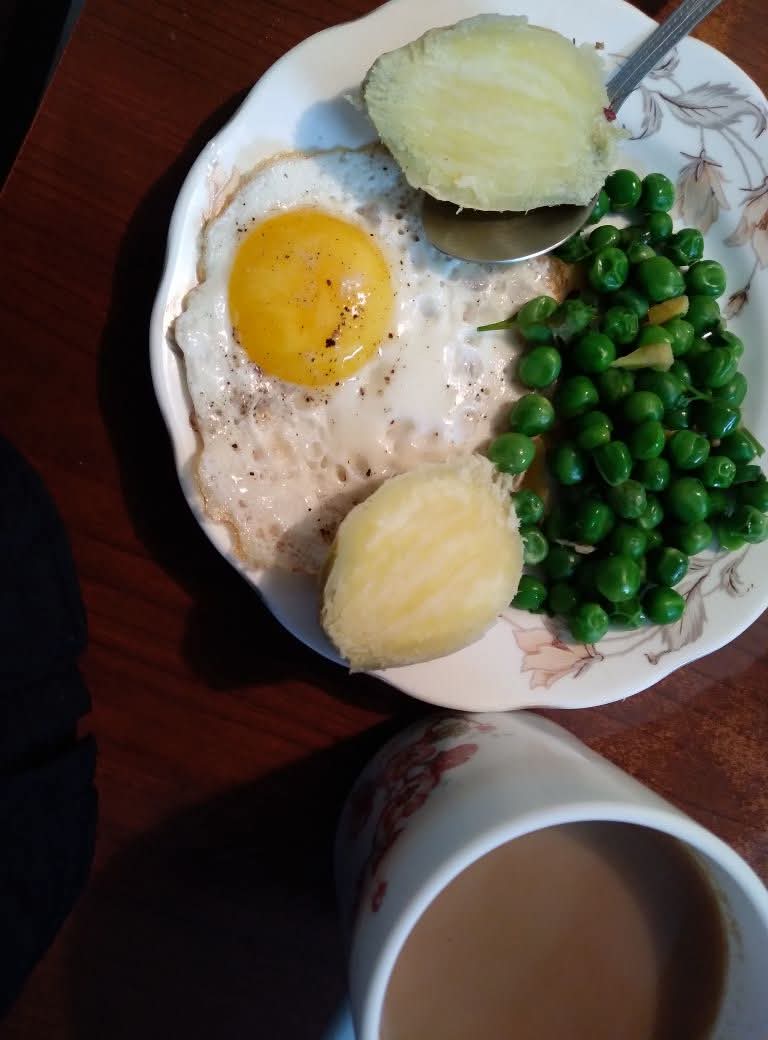 My favourite colours of Winter...Hari matar, half fried egg,shakarkund and Chai. 
#color