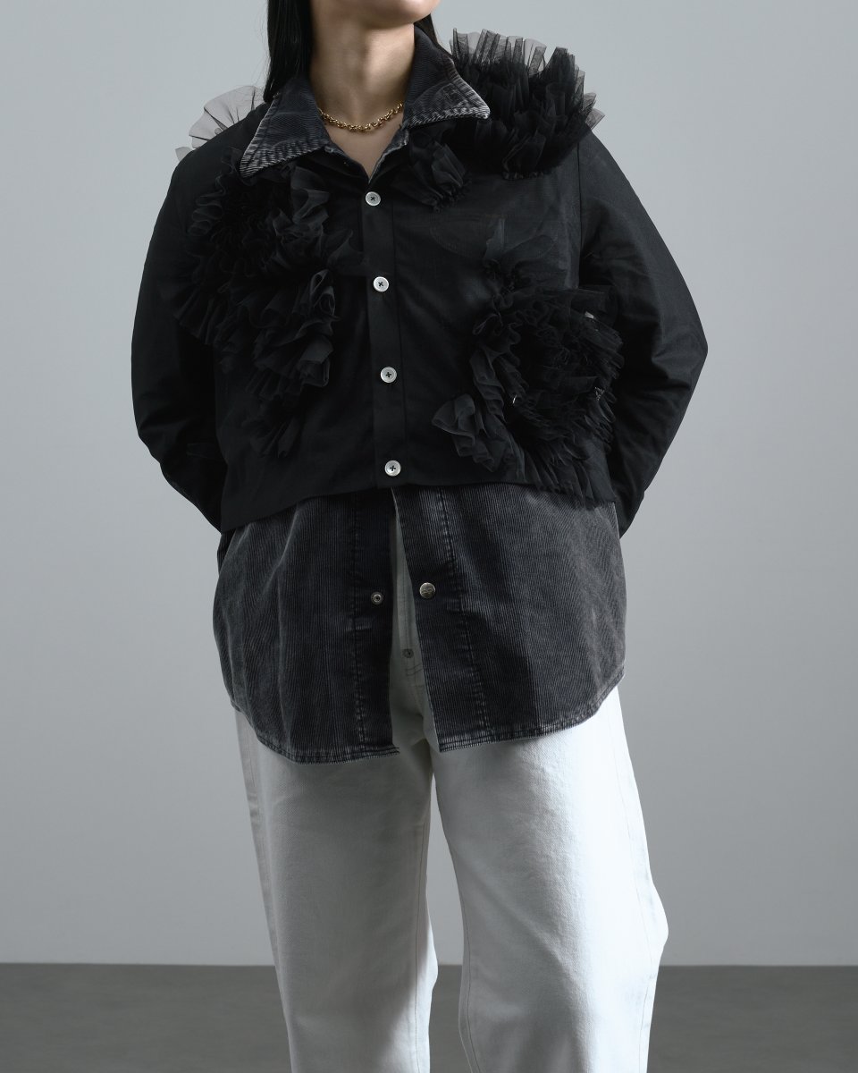 生地の重なりで描いた立体的なフラワーディテールを主役にした