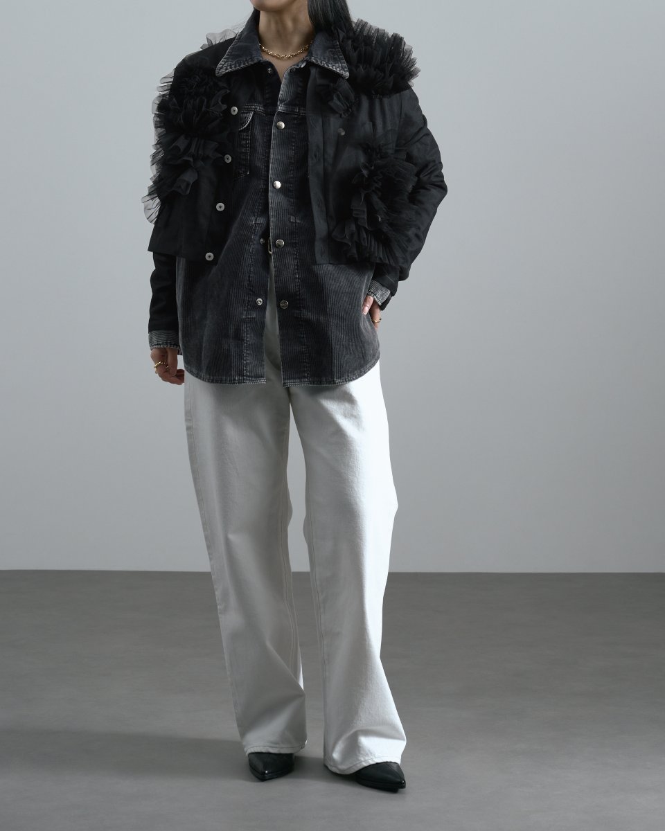 生地の重なりで描いた立体的なフラワーディテールを主役にした