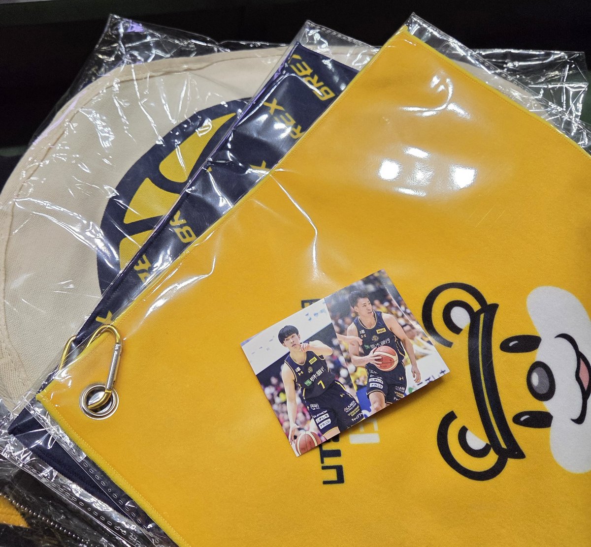 あっこあっこ バス生ブースに行って下を覗いたらグッズ空いてたからとりあえず絶対