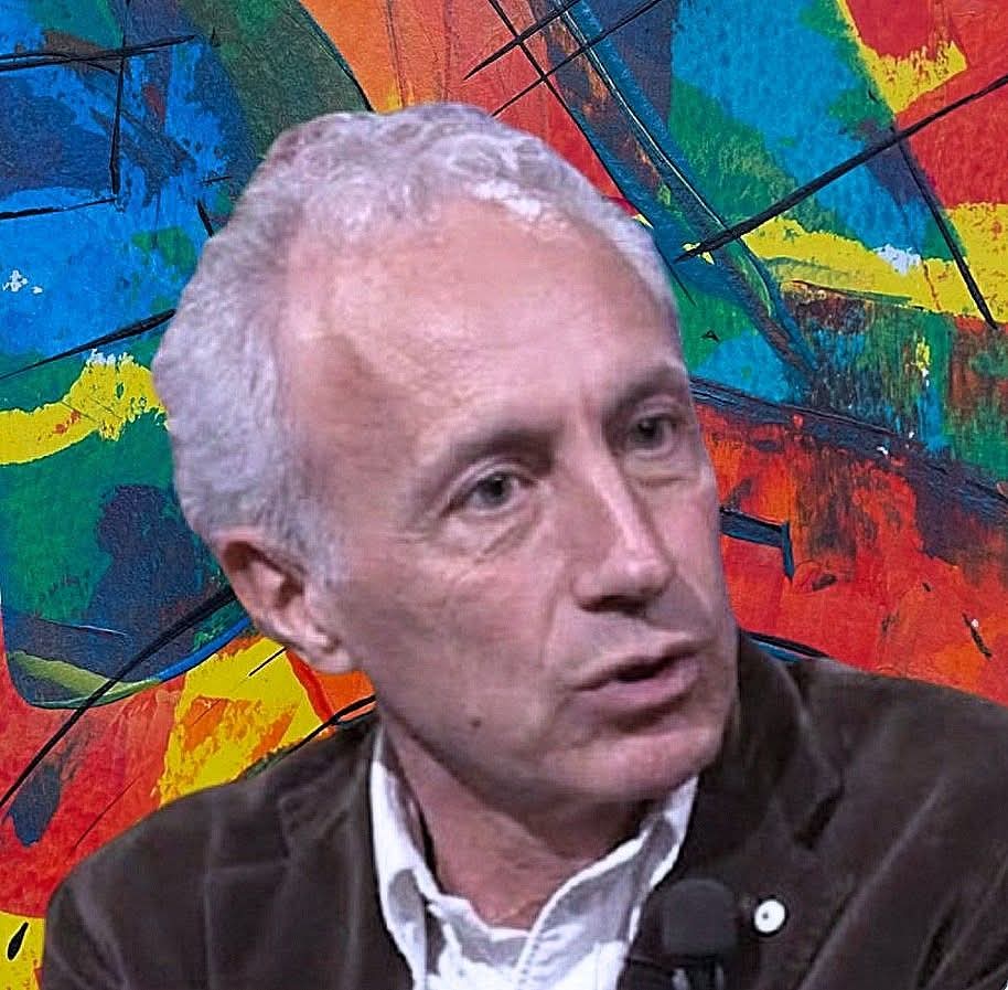 itsmeback_'s tweet photo. Editoriale di Marco Travaglio
- 13 Dicembre 2025

CAMPANA A MORTO

Ricapitolando. Secondo i vertici Nato, “dobbiamo essere pronti alla guerra e a un livello di sofferenza come i nostri nonni e bisnonni: adottare una mentalità di guerra, perché il momento di agire è ora” (Rutte), anche con un “attacco preventivo alla Russia” (amm. Cavo Dragone). Per la Francia, “bisogna tornare ad accettare di perdere i propri ragazzi, di farsi male” (gen. Mandon). Per la Ue, “l’Europa deve prepararsi alla guerra con la Russia” (Von der Leyen e Kallas). Per i Servizi tedeschi, “non dobbiamo dormire sugli allori pensando che la Russia non attaccherà la Nato prima del 2029: siamo già nel vivo dell’azione” (Jager). Per Leonardo, “non sta finendo la guerra, sta iniziando la guerra nuova. Dobbiamo mettere su queste tecnologie (gentilmente offerte da Leonardo, ndr), sennò ci sterminano… Da Mosca a Roma in tre minuti arriva un missile non ipersonico balistico che porta più di una testata nucleare. Per riconoscere la minaccia e valutarla ci vogliono 12 minuti, neanche il tempo di salutare i familiari… Ho paura come padre di tre figli, come cittadino, come europeo” (Cingolani). Per il governo italiano, “il Ponte sullo Stretto ci serve anche per un’evacuazione in caso di attacco da Sud” (Tajani).

Questa è la narrazione dell’Europa ufficiale da quando Trump minaccia di far scoppiare la pace in Ucraina. Poi c’è la narrazione russa: “È ridicolo pensare che la Russia attaccherà l’Europa, ho detto centinaia di volte che non abbiamo intenzione di combattere contro l’Europa: se volete lo metto per iscritto. Se però l’Europa decidesse di combattere contro di noi e lo facesse, saremmo pronti fin da ora. E potrebbe verificarsi molto rapidamente una situazione in cui non avremmo nessuno con cui negoziare. Non come in Ucraina, dove stiamo agendo in modo chirurgico” (Putin).

Ciascuno è libero di valutare la sincerità e l’attendibilità delle due opposte propagande. Ma è ciò che arriva alle opinioni pubbliche in Europa e in Russia. Secondo voi, che effetto fa? I geni che ci sgovernano temono che sempre più gente preferisca la narrazione russa a quella europea. E apparecchiano scudi “democratici”, battaglioni di hacker per la cyberwar, leggi liberticide, filtri social, bavagli, guinzagli, censure, retate, espulsioni per farci sentire solo la loro campana. Nessuno è colto dal dubbio che il problema sia proprio la loro campana. Cioè che crollo di credibilità e consenso dei governi europei non dipenda dalle quinte colonne infiltrate dall’Impero del Male nell’Impero del Bene, ma da ciò che dicono i rappresentanti dei “buoni”. Anziché buttare trilioni in armi e guerre ibride, forse basterebbe un bravo consulente di comunicazione. Che, tra l’altro, costa molto meno.

- IL Fatto Quotidiano