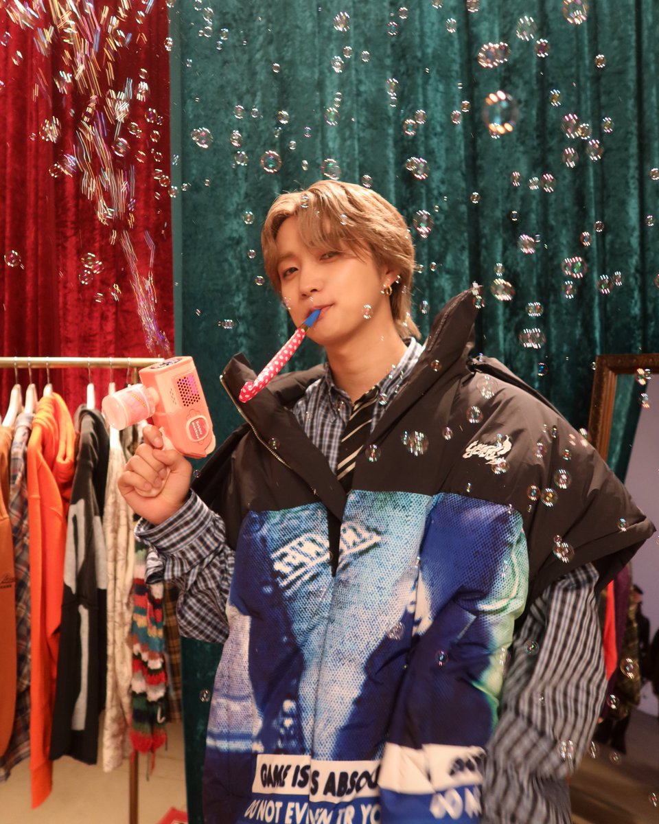 一つの空間の中にたくさんのセットと仕掛けが施されていて、 見どころ