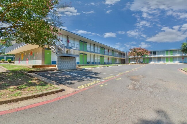 3220NorthApt's tweet image. 🍁 Fall's here &amp;amp; excitement's high at 3220 North Apartments! Perfect for you &amp;amp; your fur pals with a fenced dog park. 🐾 Make today home-finding day! 📞 Call us at 936-569-3220. #FallMove #PetFriendlyApartments