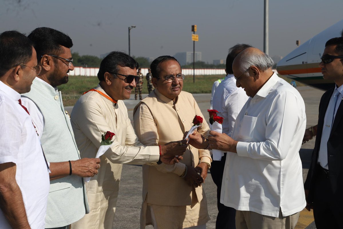 ગુજરાત રાજય ના મૃદુ અને મક્કમ મુખ્યમંત્રી આદરણીય શ્રી ભૂપેન્દ્રભાઈ પટેલ સાહેબ નું સુરત એરપોર્ટ ખાતે ભાવભર્યું સ્વાગત કર્યું.

#cmogujarat #surat #mlavinodmoradiya #vinodmoradiyabjp #vinodmoradiyakatargam #vinodmoradiya #mlakatargamvidhanshbha #mlakatargam
<a href="/Bhupendrapbjp/">Bhupendra Patel</a> <a href="/CMOGuj/">CMO Gujarat</a>