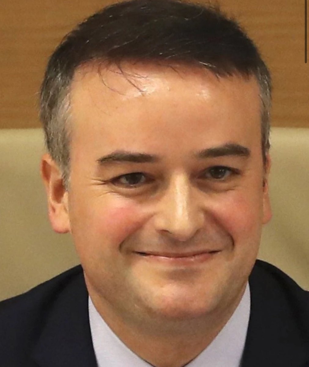 Este megalómano llamado Iván Redondo es el enfermo que le está diciendo a Sánchez que tiene que aguantar pese a la corrupción que le inunda. Hace encuestas falsas mientras hace negocios con el conde de Godó traficando con la publicidad de La Vanguardia. También usa sus relaciones