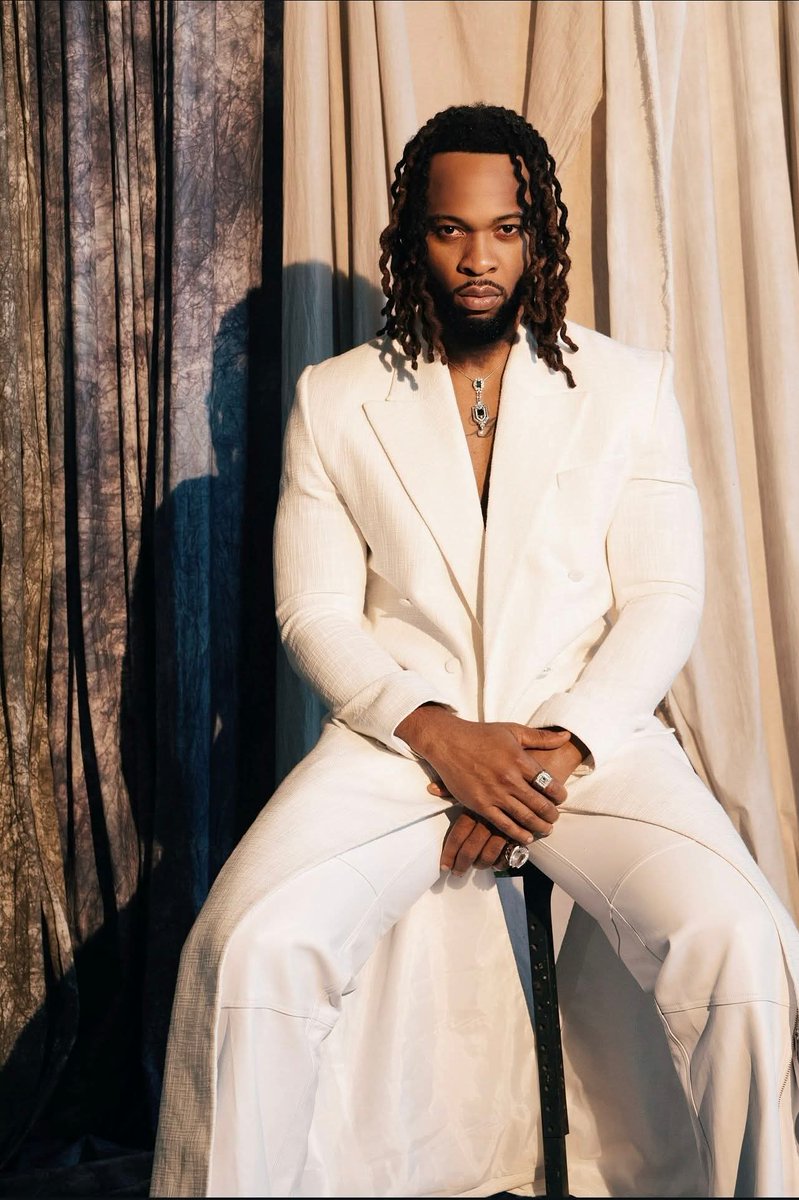 vdmempire's tweet image. Flavor tells his story at the street where he grew up in Enugu as they celebrated his day. He said, 

"How i became somebody.  I took a very difficult decision. I was playing every week at Toscana bar right here in Enugu. The Toscana boss is even here, and I was paid 150k weekly.…