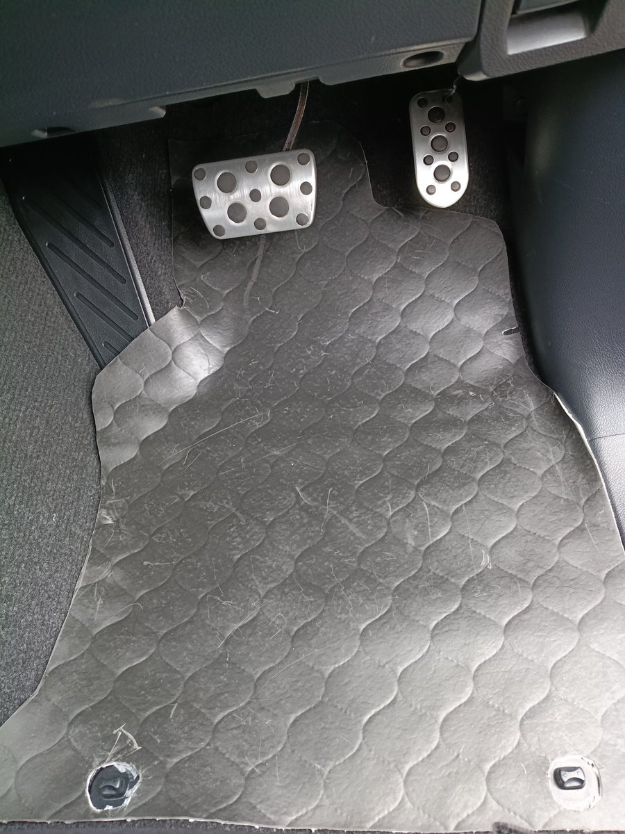 aksus18's tweet photo. 【エーモン静音計画ロードノイズ軽減マット】
ロードノイズとか全く気にならないけど、定評があるこのマットを試したくて購入

1枚2880円

ハイラックスのキャビン床とシート下に敷く

同じ道を同じ速度で走って比較したけど全く違いが分からなかった

気にする車でもないか!
#ハイラックス https://t.co/UOi6Pm5Akx