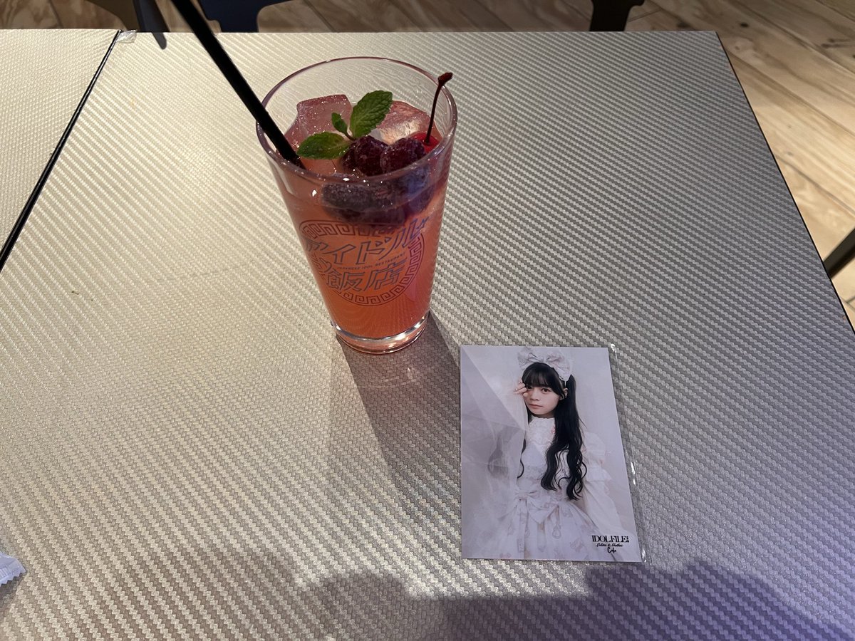 SNkO96's tweet photo. 心斎橋のアイドル飯店にIDOL FILEコラボドリンクを飲みに行ってきた
ベリーの甘酸っぱさがなこちゃんっぽくてすごくよかった🍒
なこちゃんがかわいくてまじ幸せ
#IDOLFILE #IDOLFILECafe #アイドル飯店 https://t.co/m64qwa479k