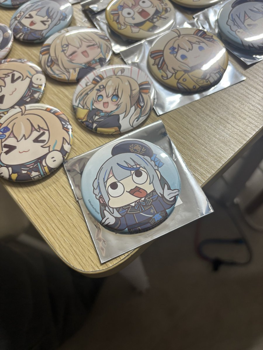 あまりにも腹立つ缶バッジでたwwwww #ウェザプラ #雨海ルカ