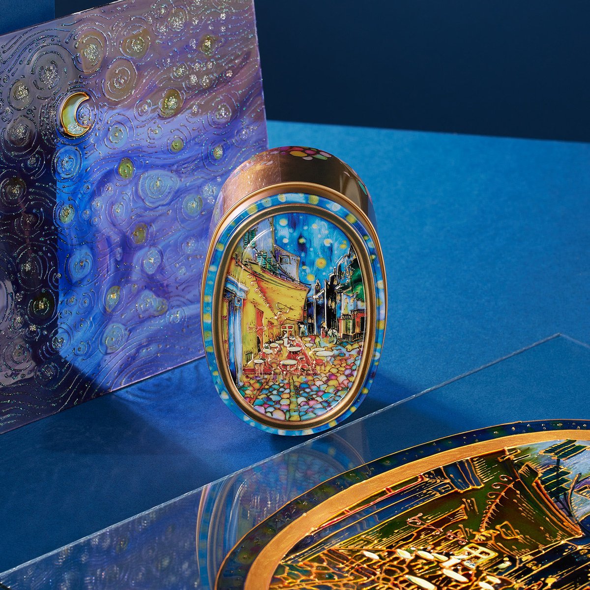 ガラス絵で描いた夜のカフェテラス缶は、展覧会『大ゴッホ展 夜の