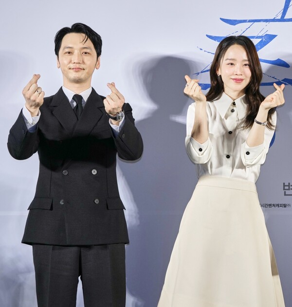MyzonedrOnG's tweet photo. Suddenly I remember this picture at #SheDied presscon, #ByunYohan already wore a couple ring by that time. Now we know who the lucky girl is #Tifanny https://t.co/EvMoQrsB9c