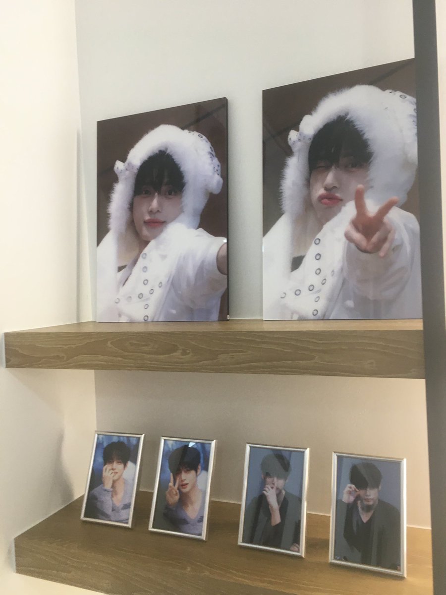 📍홍대갤러리카페 모임
젤 처음으로 갔던 곳인데 선착특전 액자 성공해서 진짜 너무 행복했어요🤍 걸려있는 사진 하나하나 속의 지웅이가 너무 이뻐서 보는 내내 너무 행복했습니당 럭드 쿠션키링이랑 담요 너무 뽑고싶었는데 실패햇어오ㅠㅠㅠ
#함께_써나갈_우리의_이야기
#終わらない物語