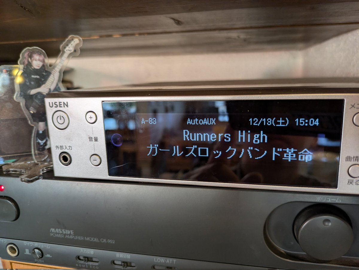 Lightning_Cat_'s tweet photo. 🎶さぁ〜続いて流れてきたのもちょっと懐かしいナンバー😆激しいベースを奏でるSERINAが大好き！という岡山のBENZOさんからのリクエスト😆🎙🎶それではお聴き下さい❗ガールズロックバンド革命で｢RUNNERS HIGH｣🔥
#TRiDENT #GRBK #USEN https://t.co/kjAqHUAtLl