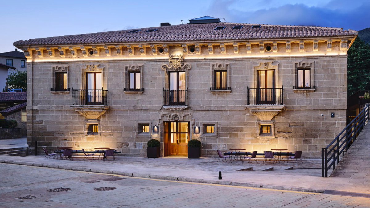 Blue_Parallel's tweet image. In #RiojaAlavesa, #PalaciodeSamaniego blends historic Basque charm with refined boutique luxury. Here, art-filled suites, vineyard views, and world-class gastronomy await. Experience the culture and gastronomy of #Spain. zurl.co/KxN2D