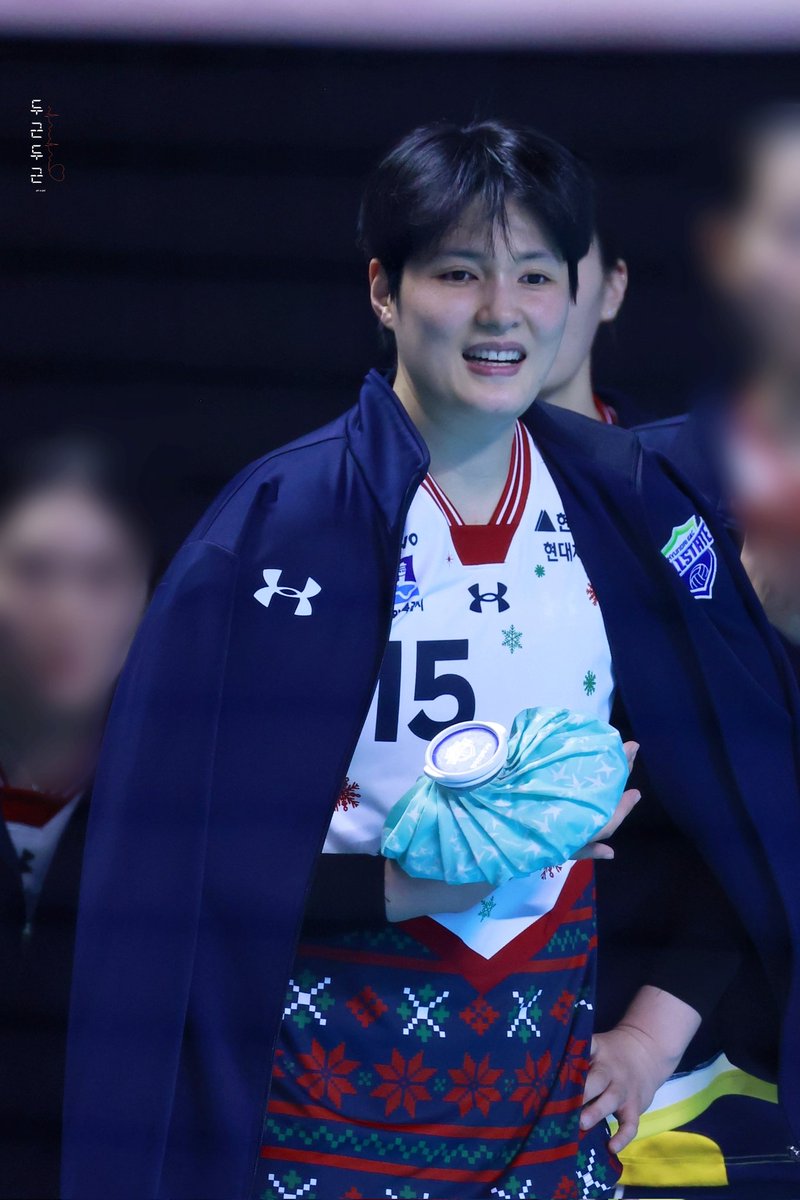 블로킹하다 맞은 손가락이 아파보였는데 웜업존에서 냉찜질 중이었던 😭
다치지 말아요~
2025.12.13  서울
#김희진