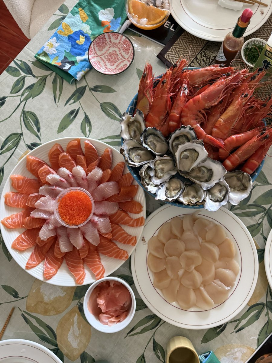 riesria's tweet image. 仲良しの同僚とクリスマスパーティー🎄
日頃頑張っている自分たちへのご褒美にマッサージ。
その後はシーフードランチ、心尽くしのおもてなしでした。