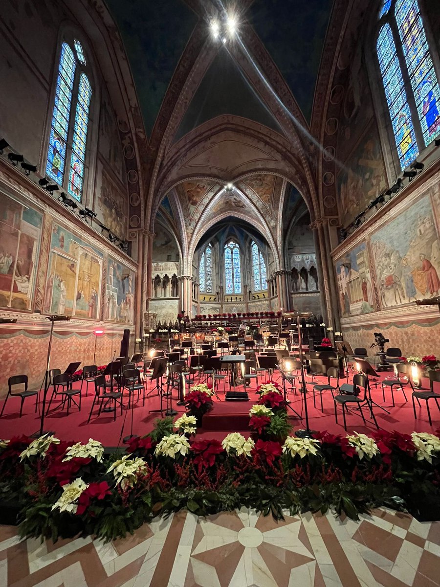Atmo_IT's tweet photo. Ecco alcune immagini degli allestimenti firmati Atmo per il Concerto di Natale alla Basilica di San Francesco d’Assisi ✨ In onda il 25 dicembre su Rai 1. 
@RaiUno https://t.co/NNsozr0zhr