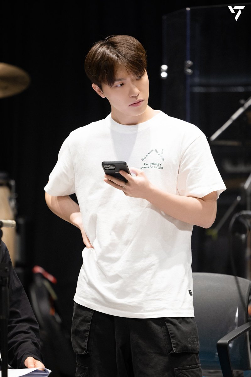 메리 tweet media