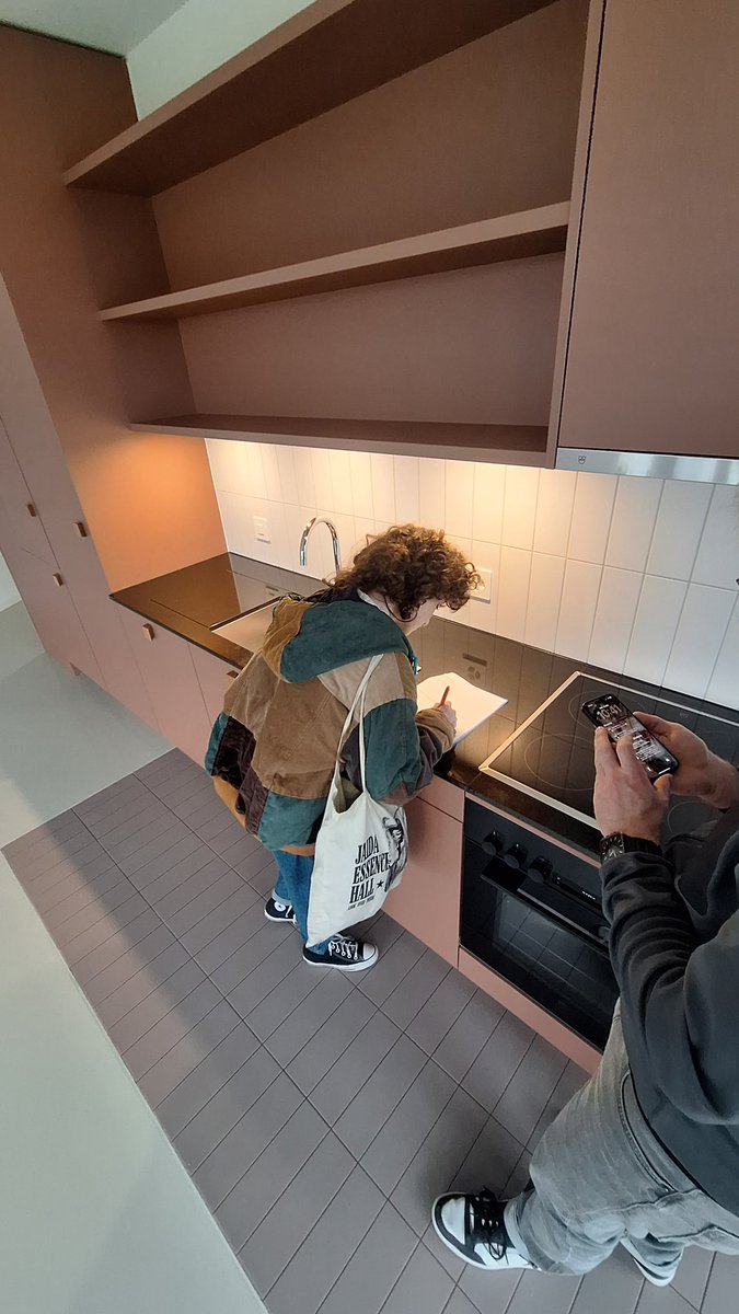 pix0la's tweet photo. pov bail signé + clef récupérer…. officiellement swagesque la team  (l’appartement est insane ) https://t.co/AsJuNzMc0K