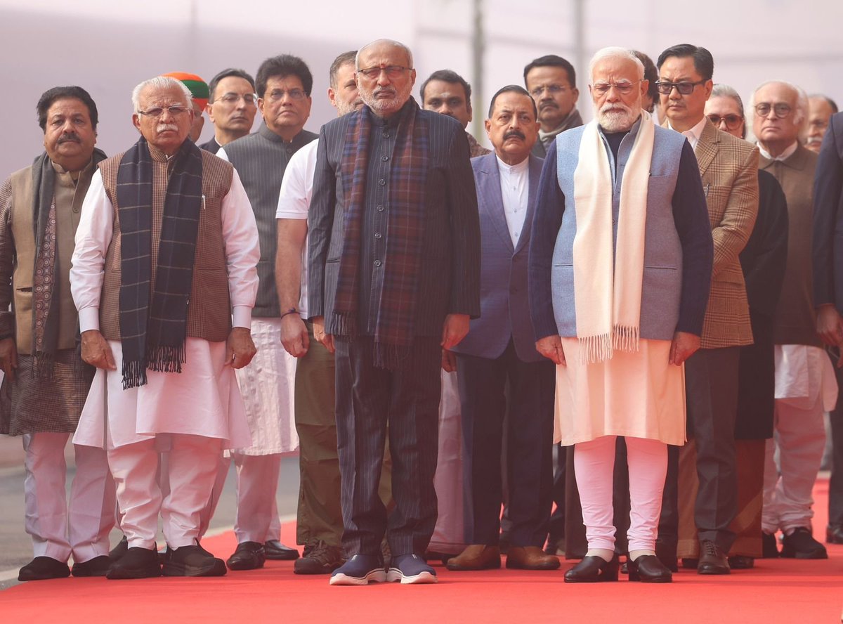 जब आतंक ने भारत की लोकतांत्रिक आत्मा पर प्रहार करने का प्रयास किया, तब हमारे वीर सुरक्षा कर्मियों ने संसद की रक्षा करते हुए अपने प्राण न्योछावर कर दिए। उनके साहस और बलिदान ने यह सुनिश्चित किया कि भय नहीं, बल्कि लोकतंत्र विजयी रहे।

राष्ट्र आज उन शहीदों को नमन करता है जिन्होंने