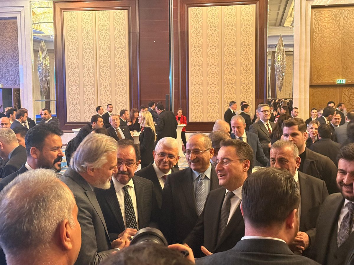 MehmedAltinoz's tweet image. TÜSİAD Yüksek İstişare Konseyi toplantısına; Genel Başkan Yardımcılarımız, Genel Başkan Danışmanlarımız ve MKYK üyelerimiz ile katılarak iş dünyasının sorunlarını dinleme imkânı bulduk.

DEVA Partisi Genel Başkanı Sn. Ali Babacan ve heyeti ile sohbet ettik.
Yeni MYK ve MKYK…