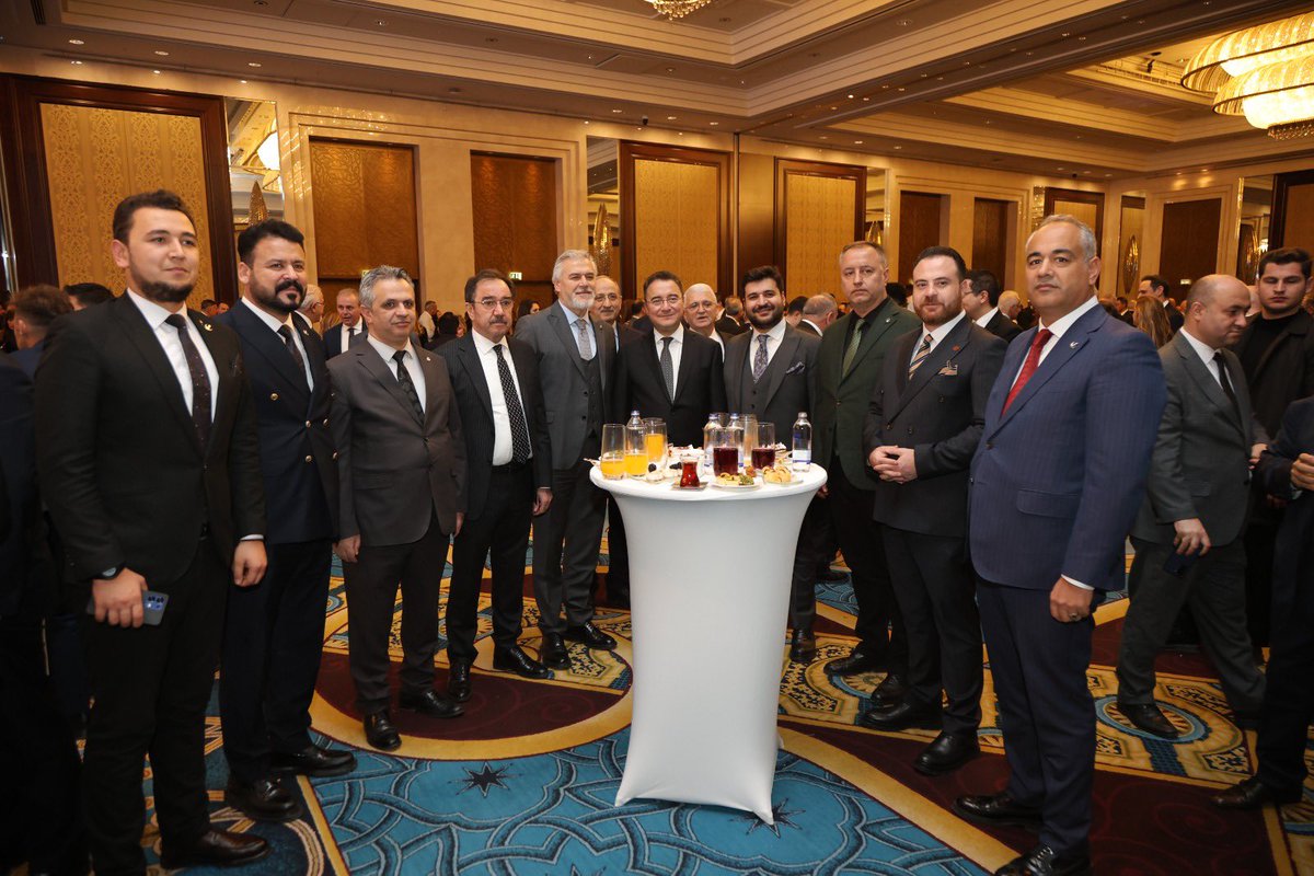 MehmedAltinoz's tweet image. TÜSİAD Yüksek İstişare Konseyi toplantısına; Genel Başkan Yardımcılarımız, Genel Başkan Danışmanlarımız ve MKYK üyelerimiz ile katılarak iş dünyasının sorunlarını dinleme imkânı bulduk.

DEVA Partisi Genel Başkanı Sn. Ali Babacan ve heyeti ile sohbet ettik.
Yeni MYK ve MKYK…