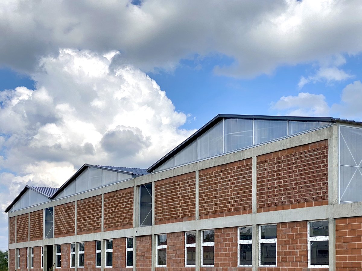 Architizer's tweet image. This community center replaces the typical industrial shed with a modular concrete-and-steel structure where hollow clay block jaalis drive natural ventilation and light. It introduces a climate-smart building language that’s easy to maintain and adapt.

📍Channarayapatna, India…
