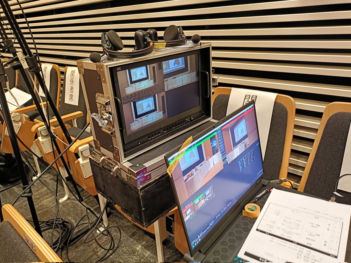 duriansukewada's tweet photo. 講演会撮影現場。
2オペで、メインカメラ以外は固定だけど、上下カメラはFoMaKoのPTZで、基本交互に寄り引き。
これでカメラ台数、オペ以上に絵にバリエーション作れるから編集楽しいんすよ👍 https://t.co/Z5nrClbFyg