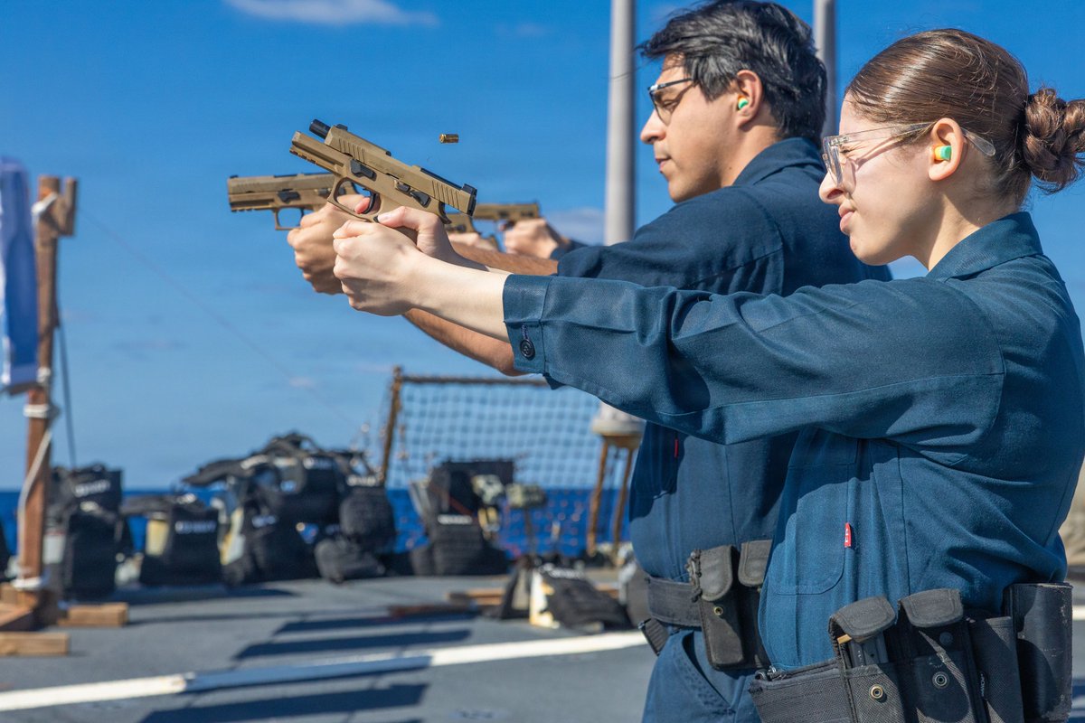 Sun's out, guns out! ☀️🎯

U.S. Navy Sailors took to the flight deck of the USS Milius (DDG 69) for a small arms gun shoot while underway in the South China Sea, Dec. 8. 

#Readiness |  #USNavy https://t.co/WIszmMoBEH