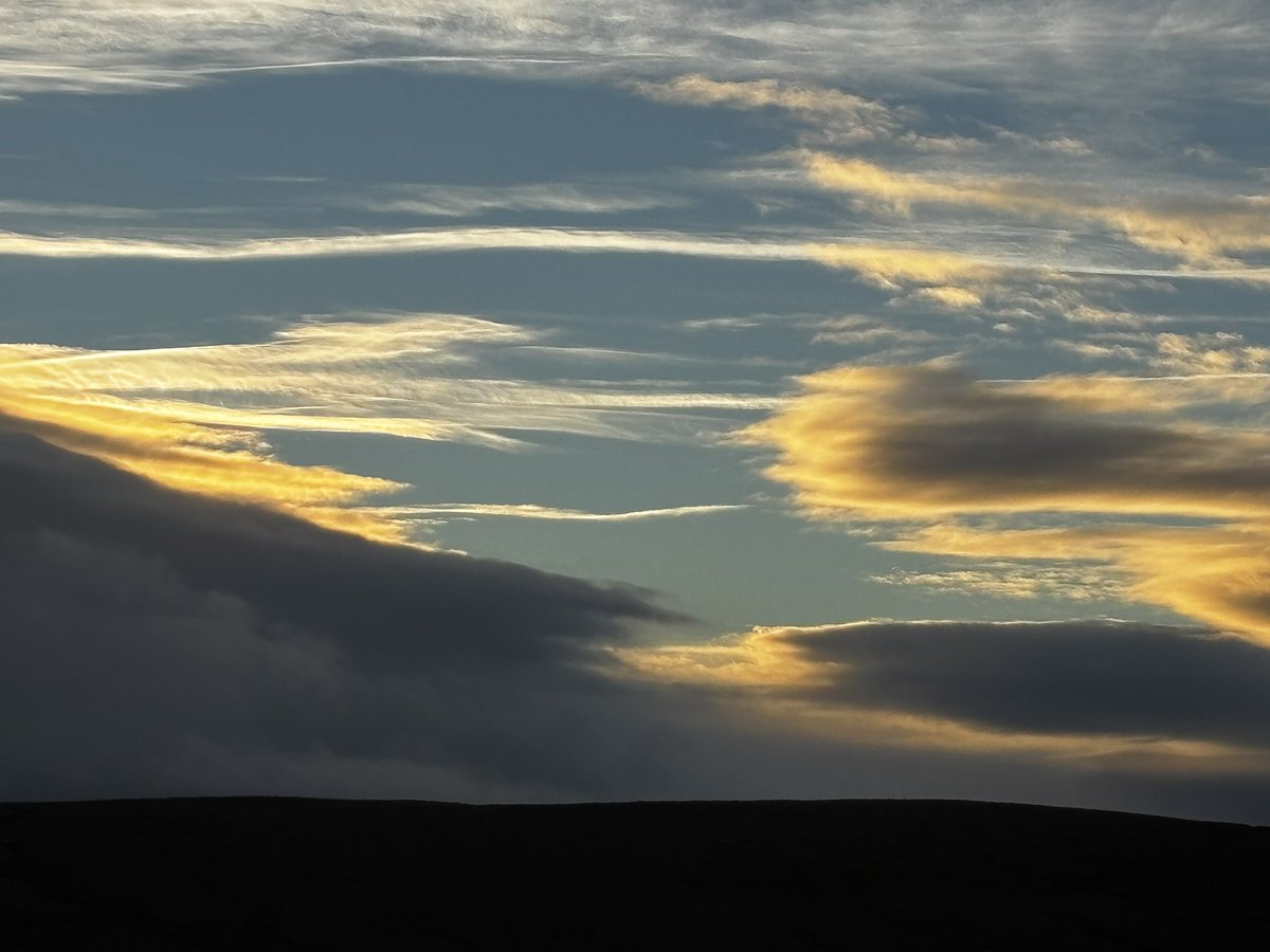 feelsEAeagley's tweet photo. Tough hill to be a mountain hare or a grouse. Had 2 white tail eagle, 7 golden eagle, 13 kite, 1 peregrine and 2 goshawk flights in 2 days. And a cracking sky. https://t.co/fZ41ngLW5F