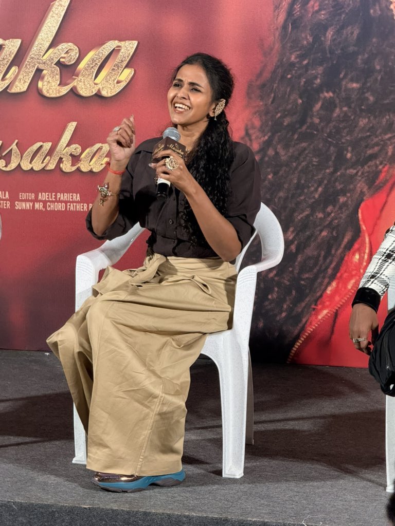 FilmyFocus's tweet photo. During my peak time did a small role in Venkatesh garu’s #Malleswari and it was a misfire for me.
మనకి చెప్పేది ఒకటి, అక్కడ ఉండేది ఒకటి.. ఎందుకులే అని అప్పటినుండి సినిమాలు చేయడం మానేశాను.
- Pop singer #Smitha during her latest #MasakaMasaka song launch https://t.co/mUBUKa4JZk