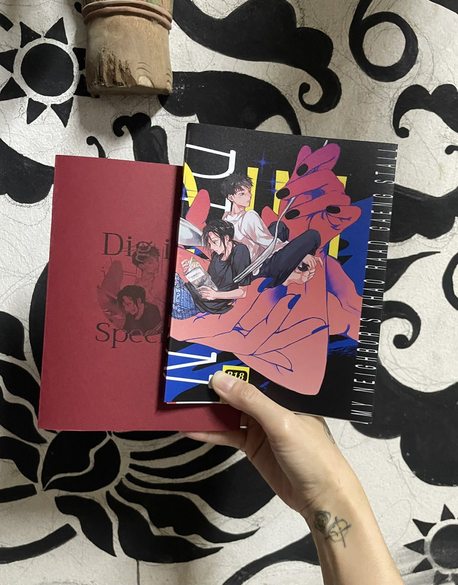 Dig in #ร้านข้าวแกงข้างบ้าน ถ้าให้พูดสั้นๆก็เส้กสี้มาก/ยิ้มกริ่ม เป็นเรื่องของพนักงานเงินเดือนกับอาเฮียขายข้าวแกงข้างบ้าน มองจากภายนอกก็คงเป็นเพื่อนบ้านทั่วไป แต่ถ้าเราขุดให้ลึกลงไปก็มีทั้งความลึกลับที่ฉาบด้วยภาพลักษณ์กวนตีนเข้าถึงง่ายและเรื่องลับที่ไม่อาจบอกใครได้