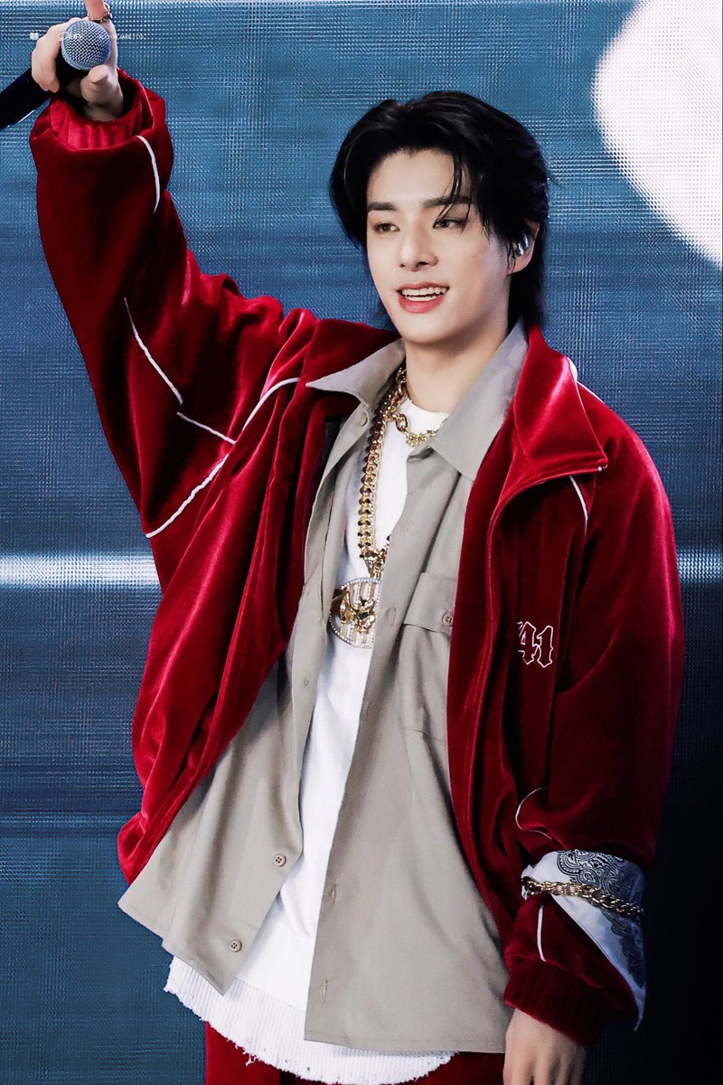 아니 잠만 안에 이 밤티 셔츠 왜입엇나 햇더니 
혹시 죄수복 위에 주렁주렁 걸친 컨셉인건가...? 
헉