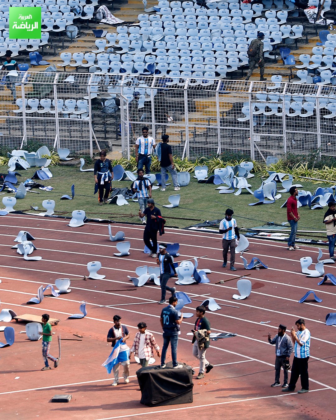 الجماهير المتواجدة في ملعب سولت ليك بمدينة كولكاتا الهندية تخرب وتحطم المدرجات احتجاجاً على رحيل ليونيل ميسي قبل رؤيته عن قرب، رغم ارتفاع أسعار التذاكر 